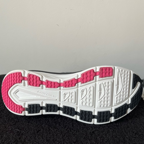 Skechers Women’s Relaxed Fit Air-Cooled Memory Foam Washable D’Lux Walker Shoes - Picture 3 of 14